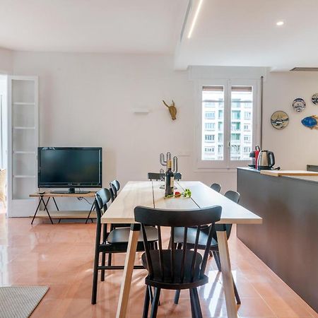 New Top Floor Apt With A Lot Of Light & Aircon خيرونا المظهر الخارجي الصورة