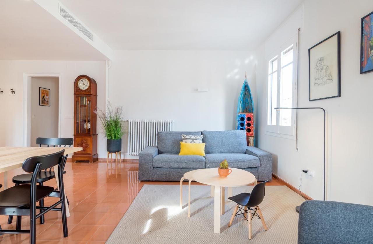 New Top Floor Apt With A Lot Of Light & Aircon خيرونا المظهر الخارجي الصورة