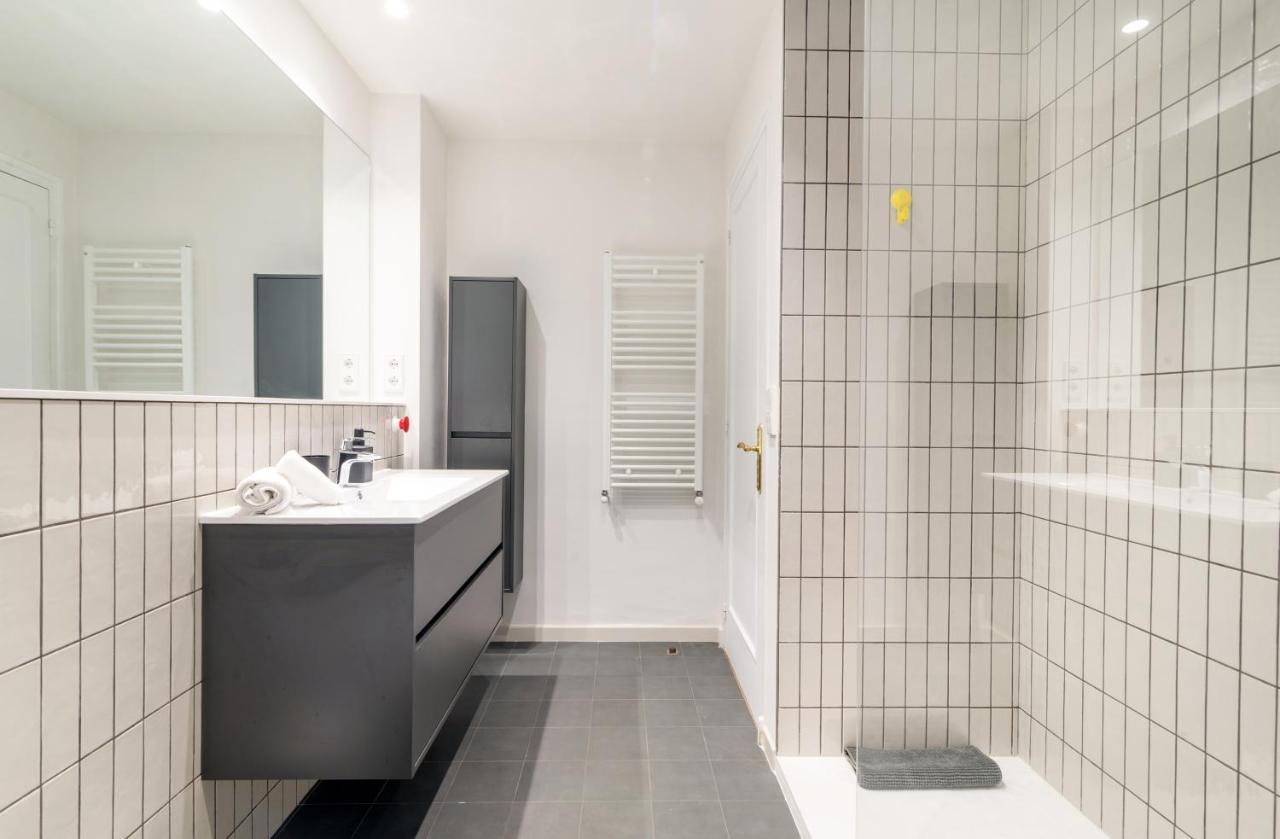 New Top Floor Apt With A Lot Of Light & Aircon خيرونا المظهر الخارجي الصورة