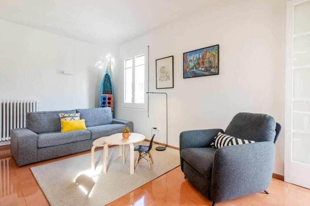 New Top Floor Apt With A Lot Of Light & Aircon خيرونا المظهر الخارجي الصورة