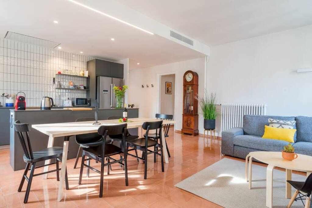 New Top Floor Apt With A Lot Of Light & Aircon خيرونا المظهر الخارجي الصورة
