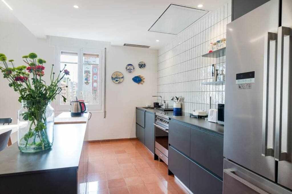 New Top Floor Apt With A Lot Of Light & Aircon خيرونا المظهر الخارجي الصورة