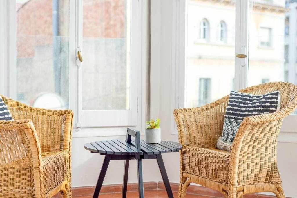 New Top Floor Apt With A Lot Of Light & Aircon خيرونا المظهر الخارجي الصورة