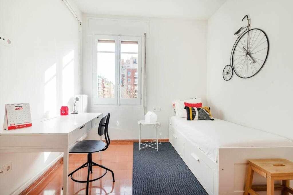 New Top Floor Apt With A Lot Of Light & Aircon خيرونا المظهر الخارجي الصورة