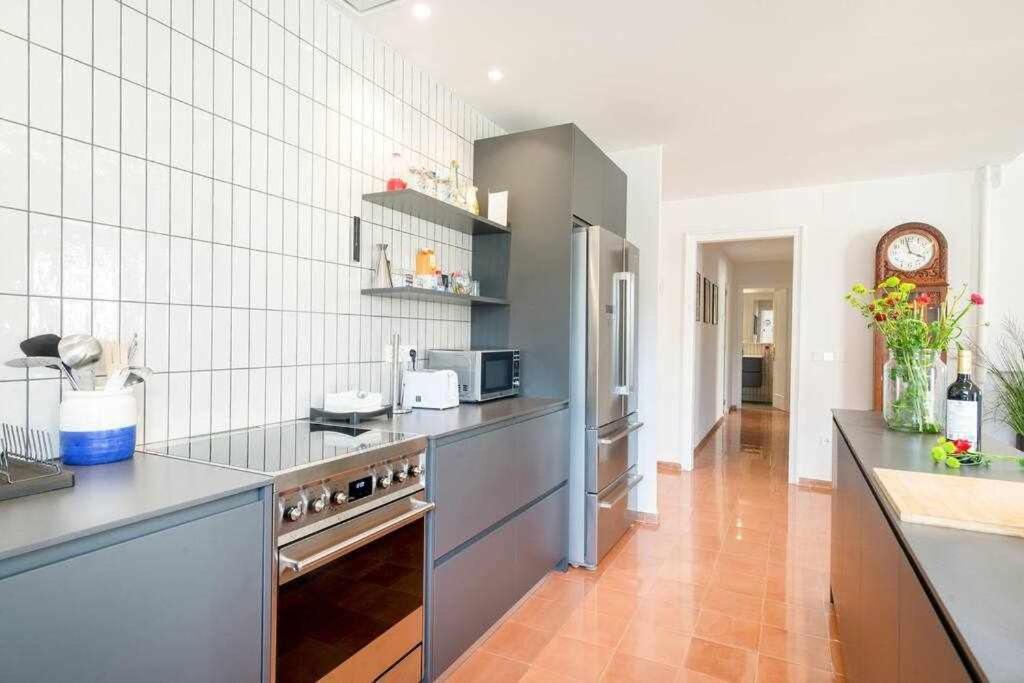 New Top Floor Apt With A Lot Of Light & Aircon خيرونا المظهر الخارجي الصورة