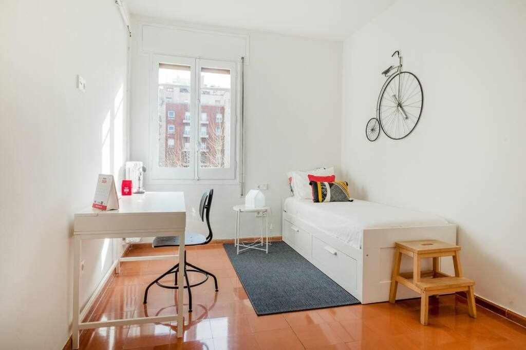 New Top Floor Apt With A Lot Of Light & Aircon خيرونا المظهر الخارجي الصورة